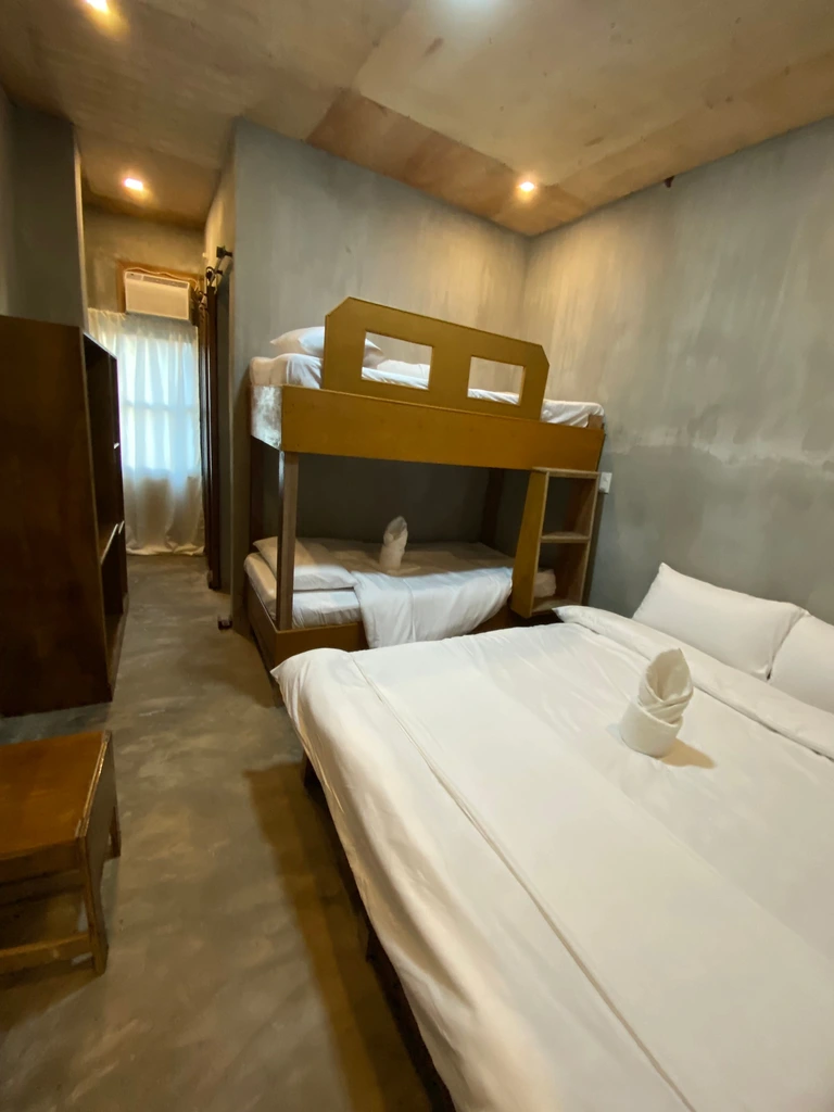 Quad Room photo 04.webp